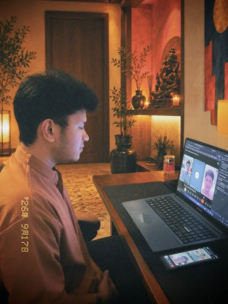 Teacher Ian in a one-on-one online session on his laptop
